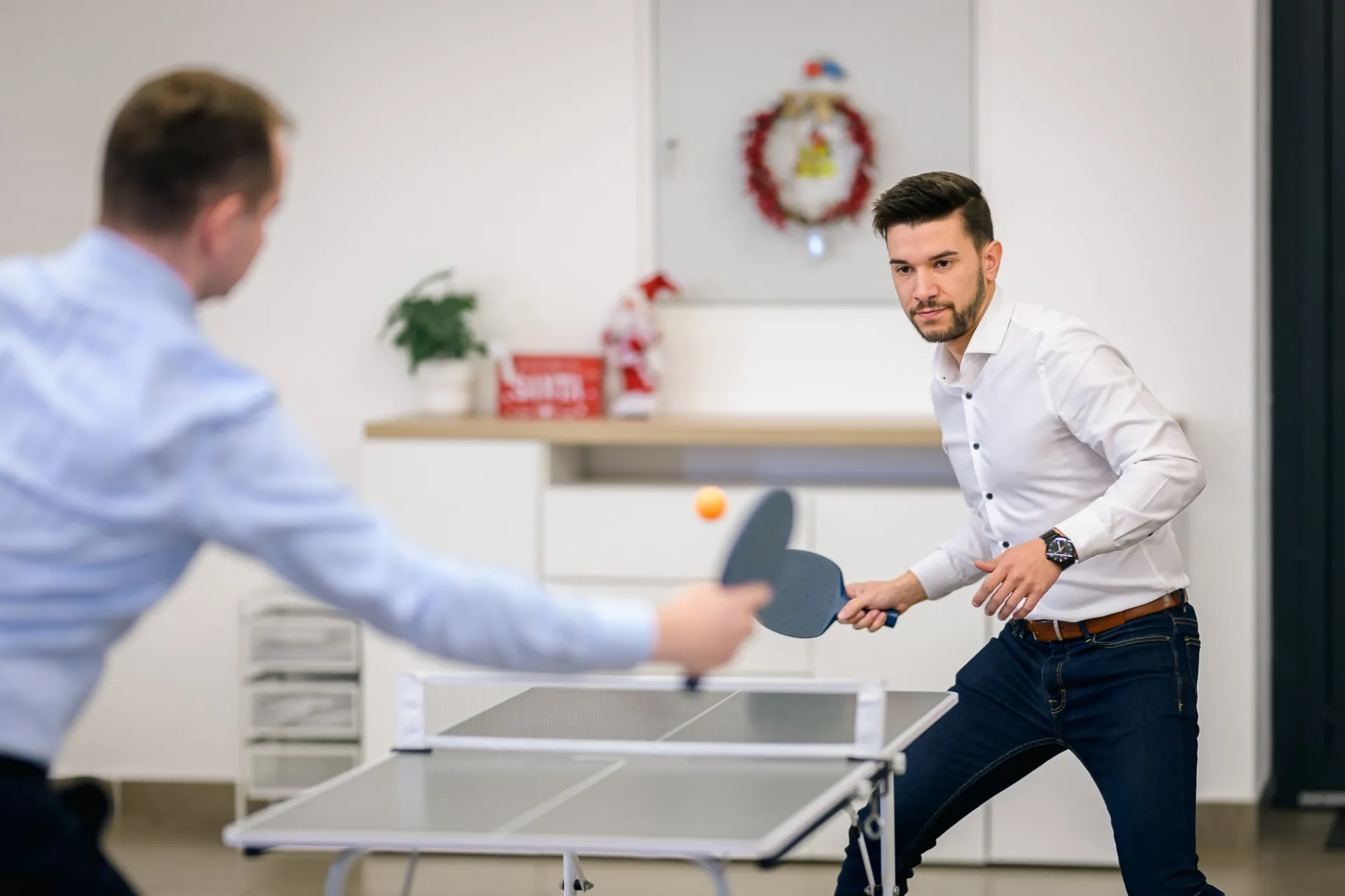 Humble Hunters tim uživa u ping pongu — opuštena radna kultura