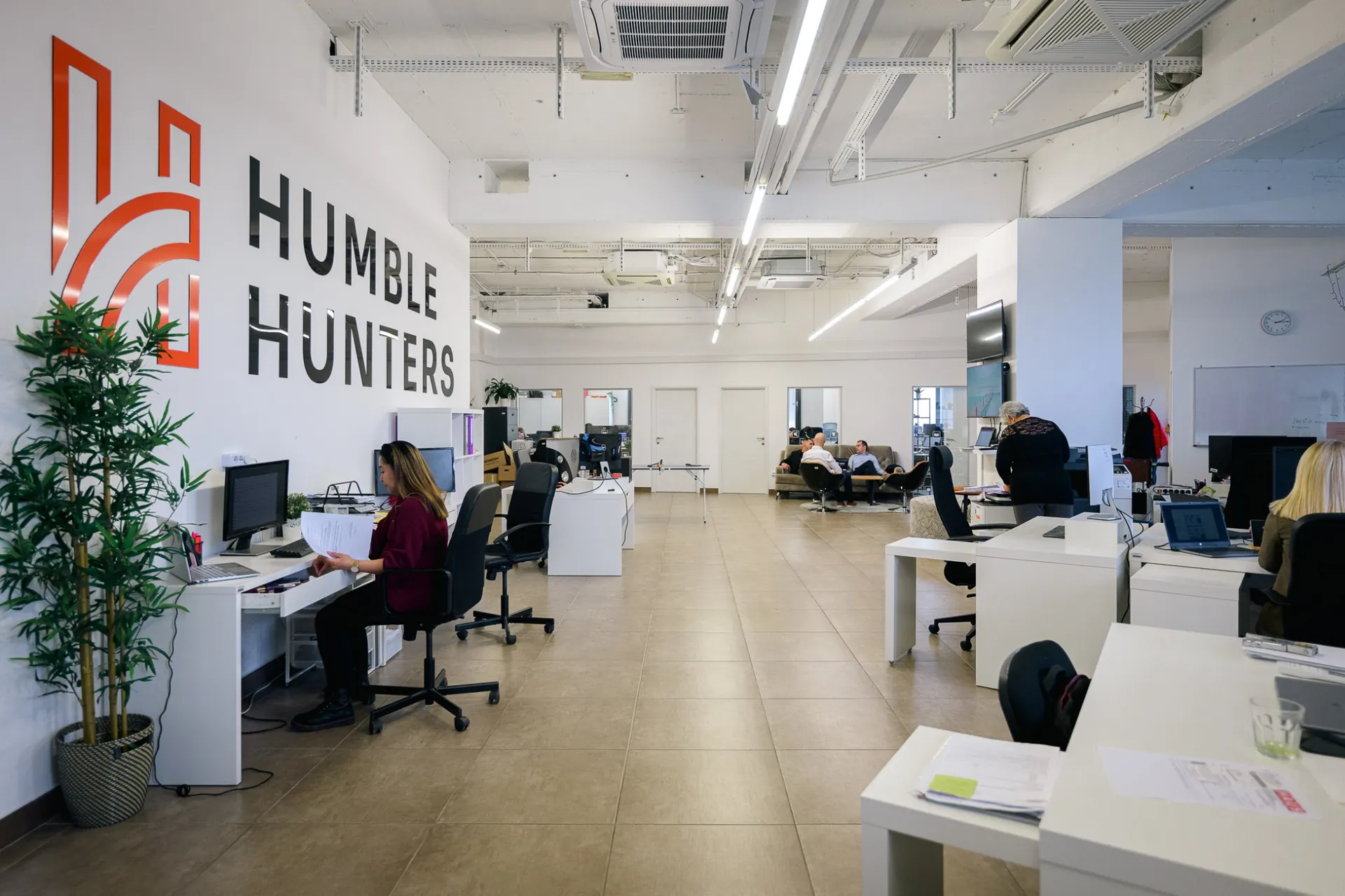 Humble Hunters ured — open space radni prostor