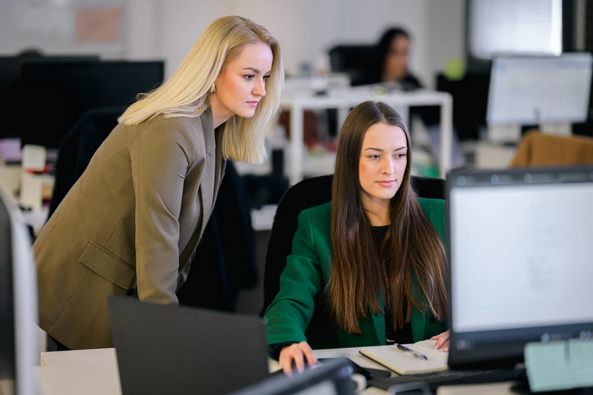 Dva recruitera u Humble Hunters uredu surađuju na selekciji kandidata